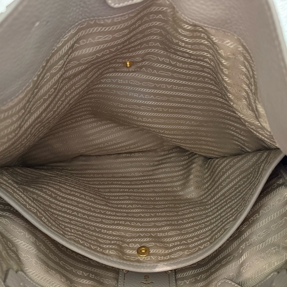 🎉HP🎉Prada Vitello Daino Tote/Satchel Handbag in Argilla Gray - Picture 9 of 16